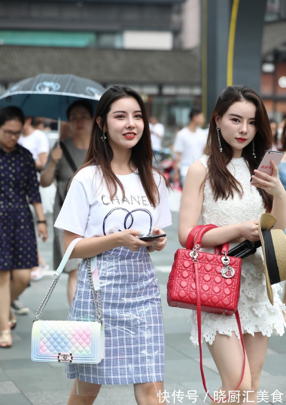 小姐姐|喧闹的街头,总有成对的闺蜜行走,一身裙装搭配,优雅美丽又清新