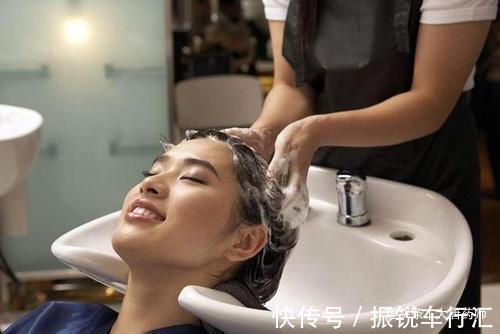 脓包|几天洗一次头最好?头发一湿就用洗发水?几个洗发误区,值得了解