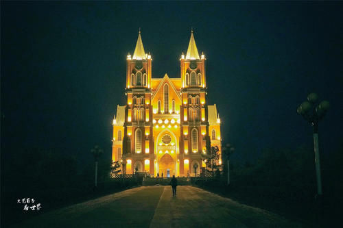 虽然只是一个边陲小城，但是它的夜景毫不逊色于北京上海广州深圳