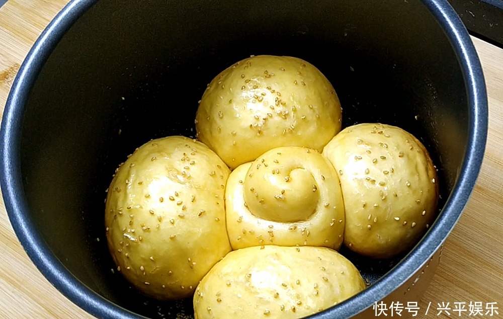  只要有面粉和鸡蛋，就可以做面包，做法简单，口感疏松，好吃香甜