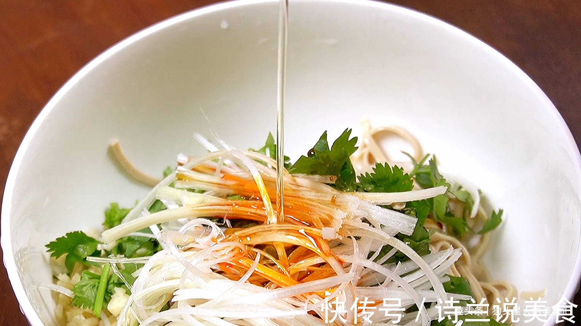 凉拌豆腐皮时，有3种食材缺一不可，筋道好吃无腥味