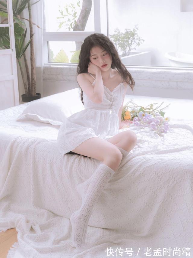 美女 美女穿白色连衣裙就是很好看,仙气十足,干干净净,让人喜欢