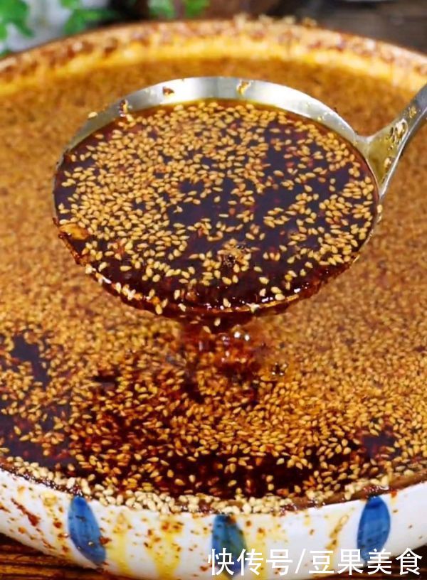 好吃|辣椒油这么做，又红又香又好吃