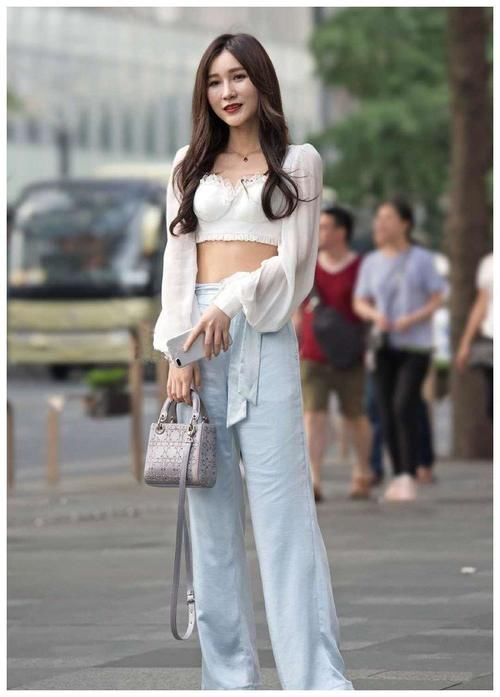  费劲|美女穿搭：短打上衣让你优雅得毫不费劲，玲珑十足