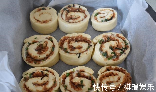 跟我做面包吧,柔软又香又好吃,当早餐正好,连做了三次还没吃够