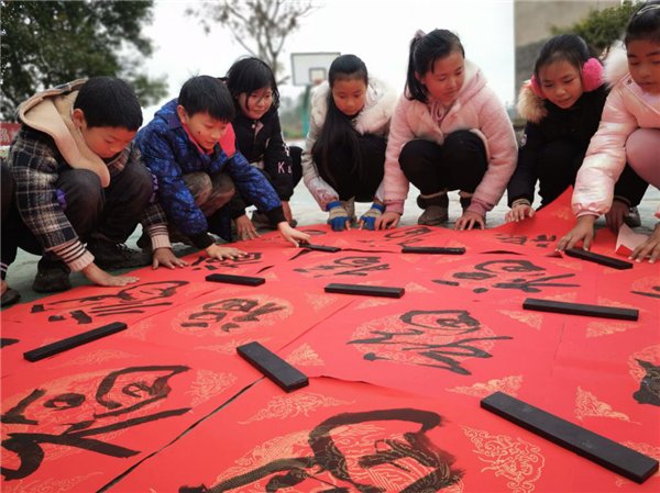  翰墨迎新春 学子展芳华 岳池县新华小学师生绘长卷，写春联送祝福