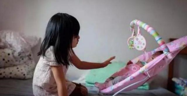 妈妈|2岁姐姐被3个月大弟弟吵醒,一看妈妈不在,姐姐做法太有爱了