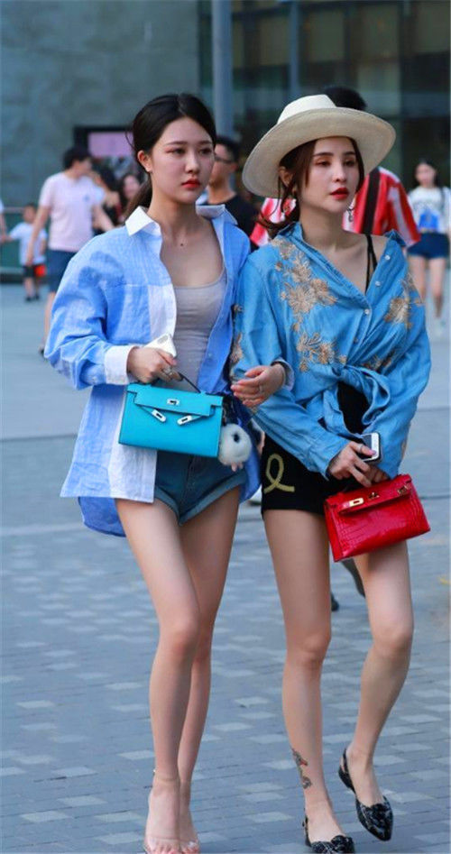 美女|街拍：颜值出众的美女，一条优雅的连衣裙搭配时尚的红色包包，靓丽而又时尚