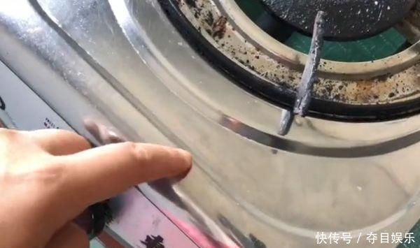再脏的灶台,只用一根香蕉,立马就能洁净如新,方法太实用了