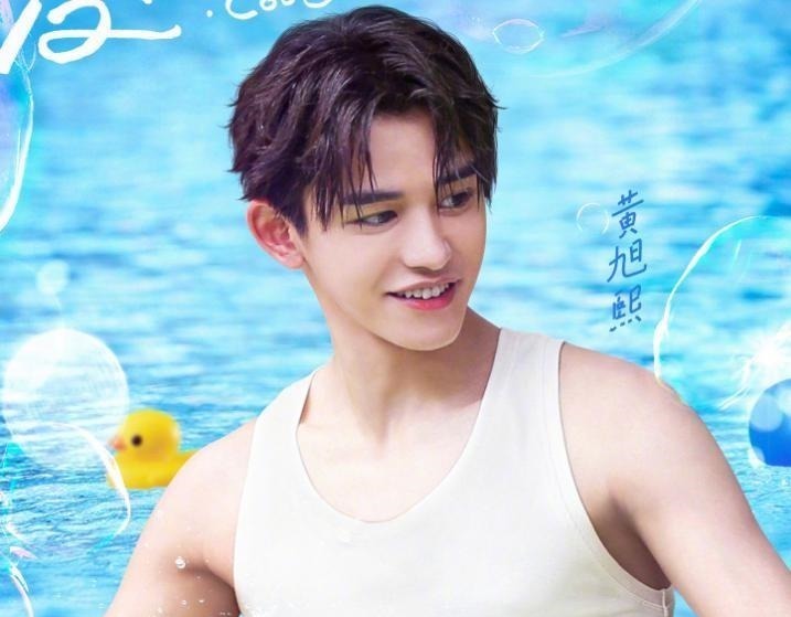 《奔跑吧》新一期海报，全员统一穿白色衣服，唯独两个人例外！