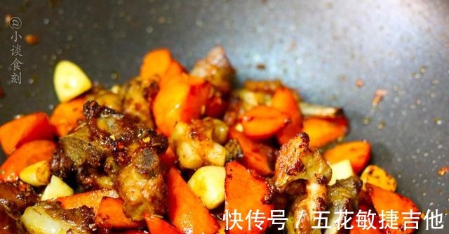 韭苔|小两口的精致晚餐，晒到朋友圈火了，网友不仅会吃，还会过日子！