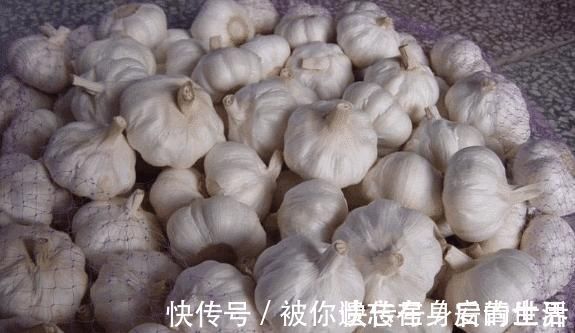 保存大蒜,别再放冰箱了,教你一个实用土方法,不发芽保存时间长
