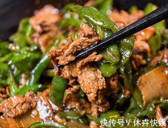 一日三餐|青椒炒肉，先炒青椒还是先炒肉许多人不知道，难怪不香嫩不入味