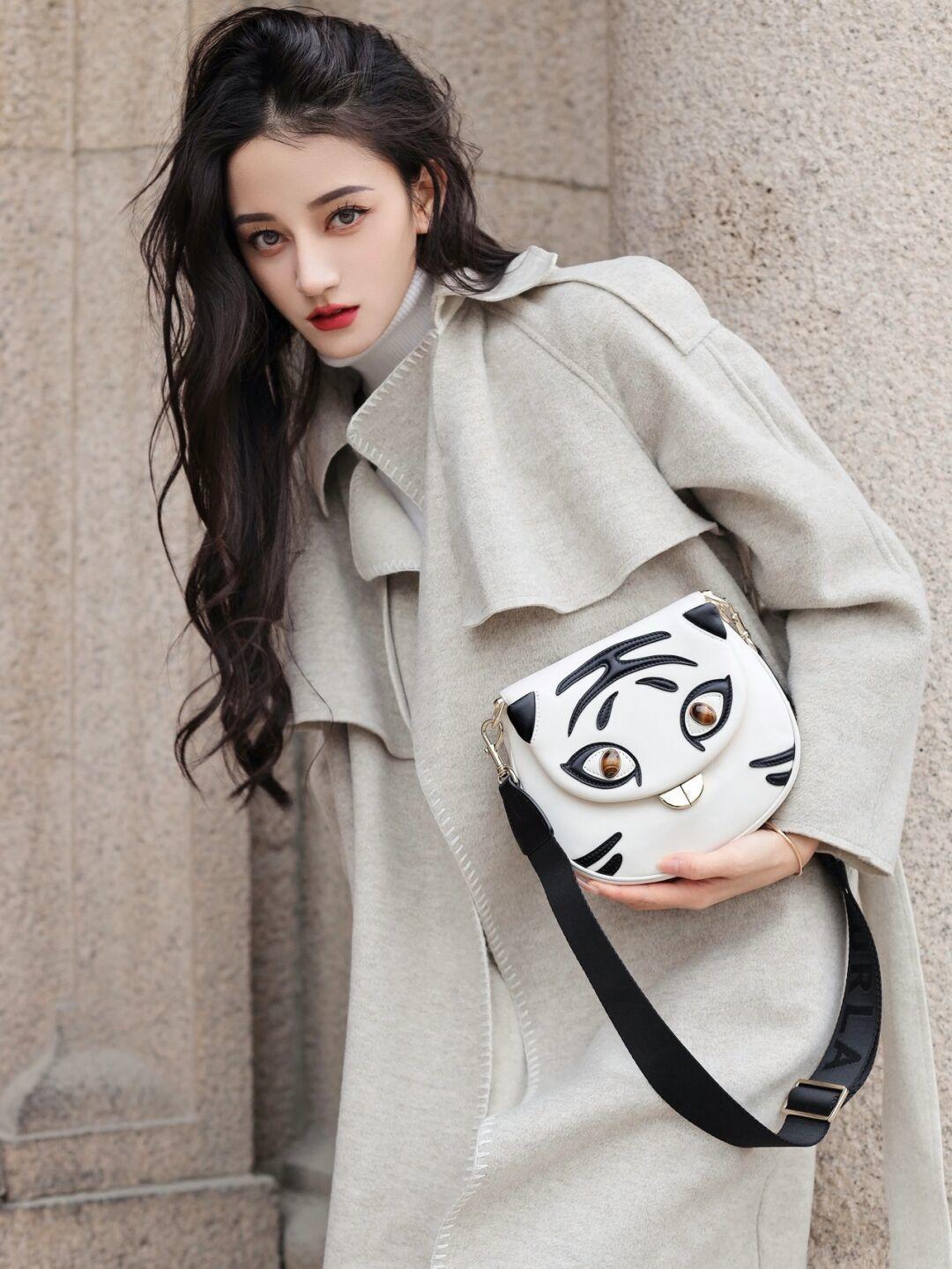 浪漫风|真正洋气的女人,冬天都爱穿这几款“大衣”,简约利落又百搭