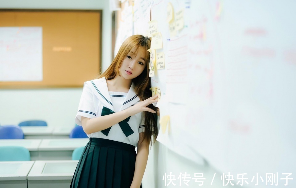 小姐姐|小姐姐身穿白色衬衫，搭配一条荷叶裙，满满的学院风格