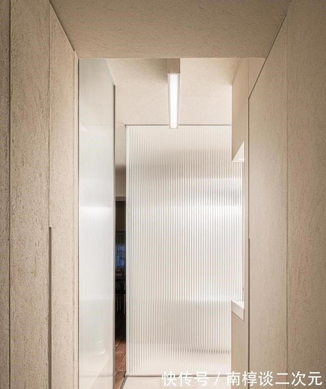 隔墙|56㎡四室公寓,空间全打通长虹玻璃做隔墙,改成开放一居室更安逸