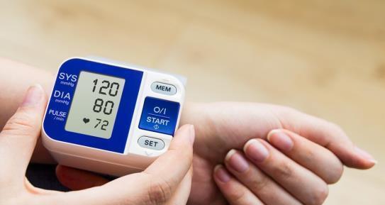 云台冰菊|高血压患者不能吃大蒜?医生提醒:除大蒜外,还要少碰这2种食物