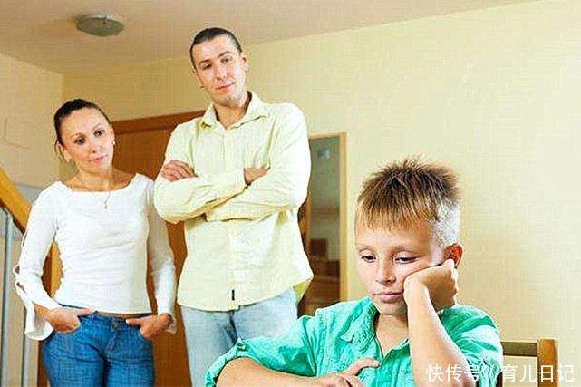 照片|宝妈带娃吃饭的照片惹争议,育儿日记:别把你的爱,变成“砒霜”