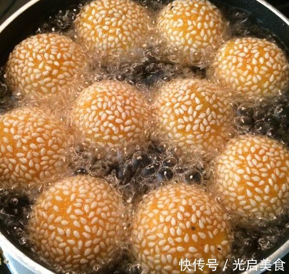 奶奶教我炸麻团,不加一滴水,只需这样做,个个香甜又软糯
