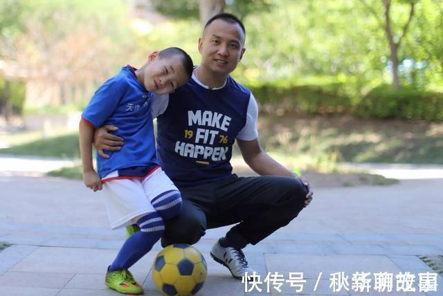 爸爸们|又有一位爸爸带娃火了,做饭带娃两不误,网友:别给孩子当菜炒了