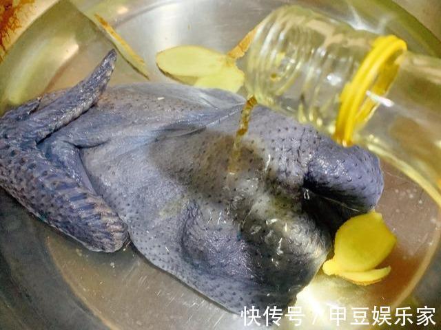 老火湯|天涼了，煲一鍋烏雞老火湯吧，湯口濃稠營養豐富，還能增加抵抗力