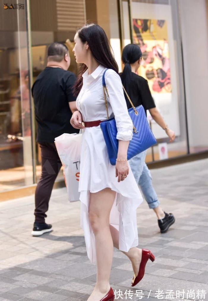 连衣裙 街拍:人手一件的白色连衣裙,为什么小姐姐穿得这么好看?