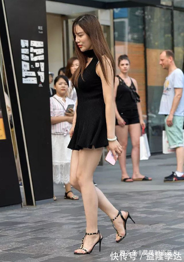 连衣裙 气质女生就爱穿裙装,初秋一条挂脖无袖连衣裙搭配,大方知性优雅