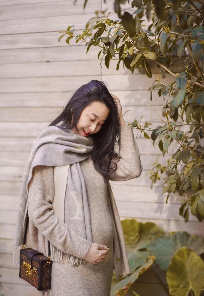 孕期学时尚博主的穿搭，用基础色穿出高级感，很美