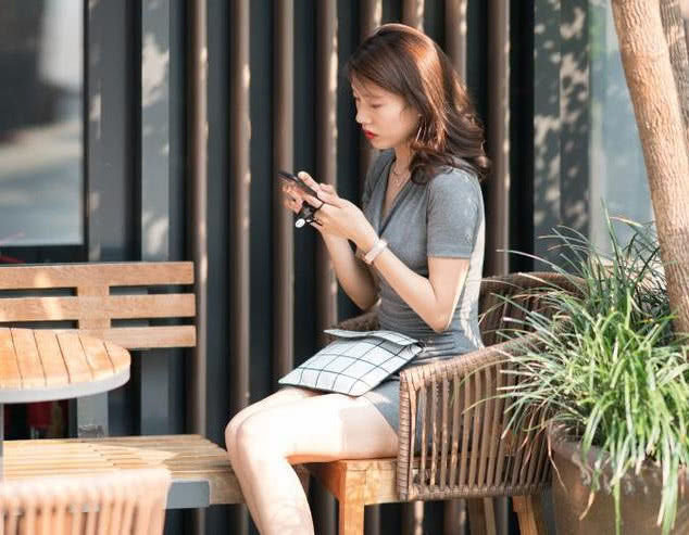 街拍:微胖的小姐姐,白皙美腿很是吸引眼球,墨镜戴出了气场