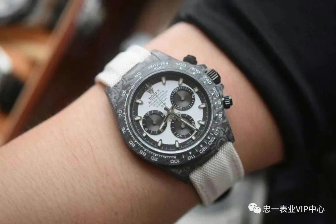 忠一表业:搭载自产4130机芯,N厂碳纤维迪通拿定制版到底如何?