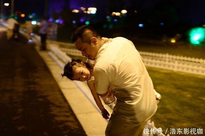 女儿|宝爸路过假装不认识女儿,下一秒女儿的反应,让爸爸心都化了