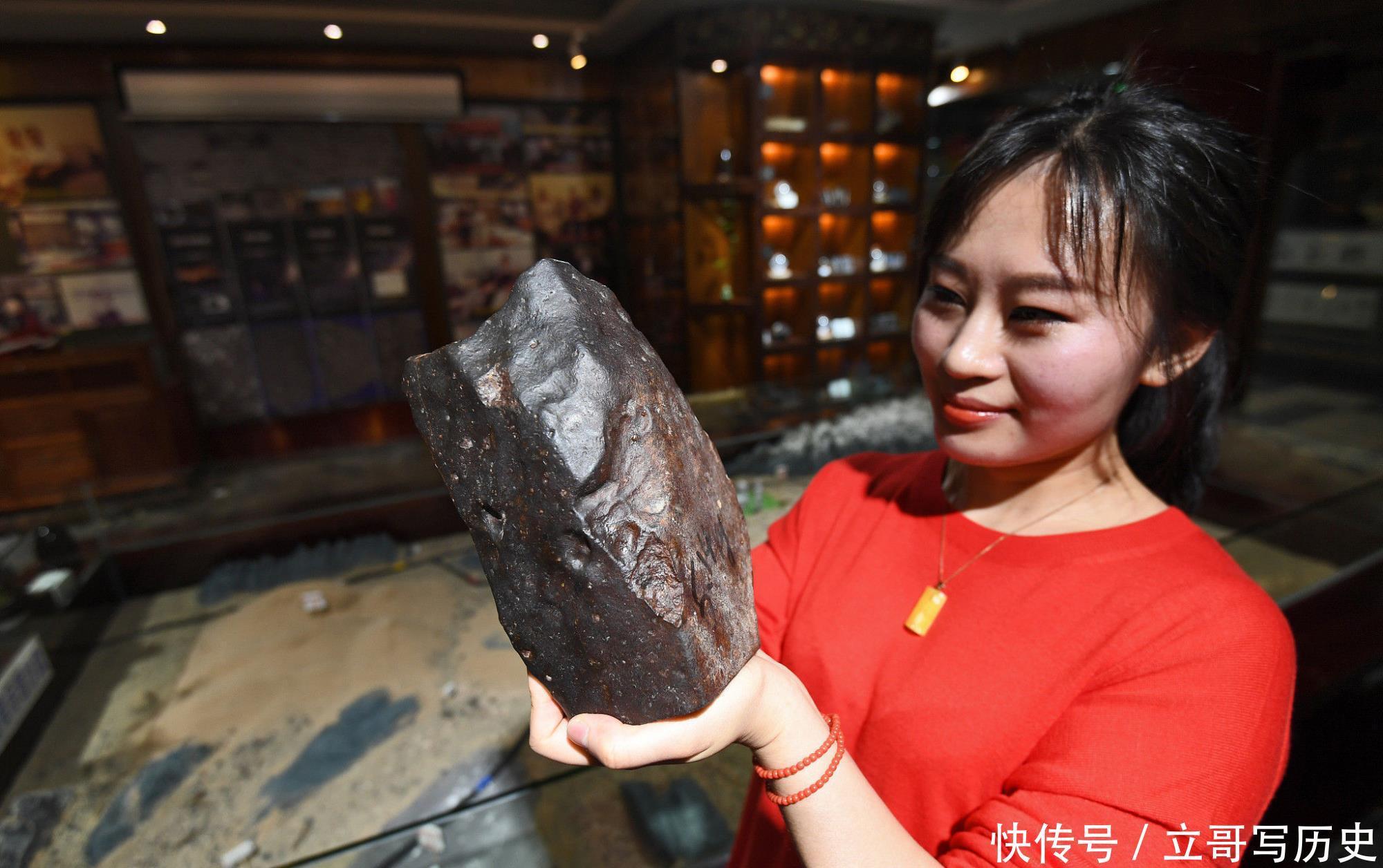 高价 90后女孩5年内捡800斤陨石,面对每克1万元收购,她:一颗也不卖