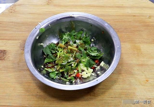 酸辣|茄子不要炒着吃了，大厨教你新做法手撕茄子，一蒸一拌，酸辣入味