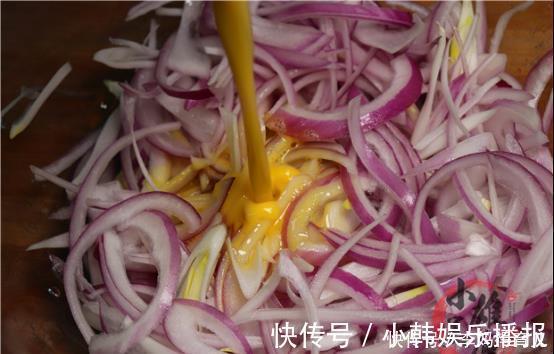 电饼|洋葱加入3个鸡蛋,教你营养新吃法,简单快捷,天天吃也不腻!