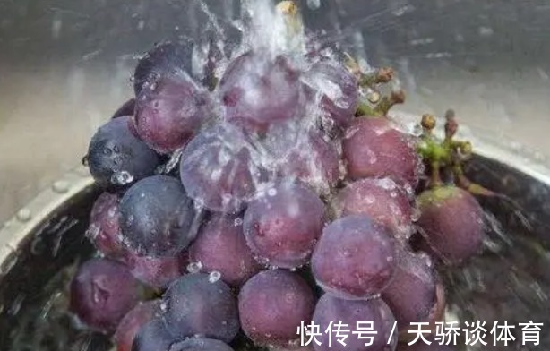 洗葡萄时，别只会用盐水泡，多加1步，农残虫卵统统洗掉，特干净