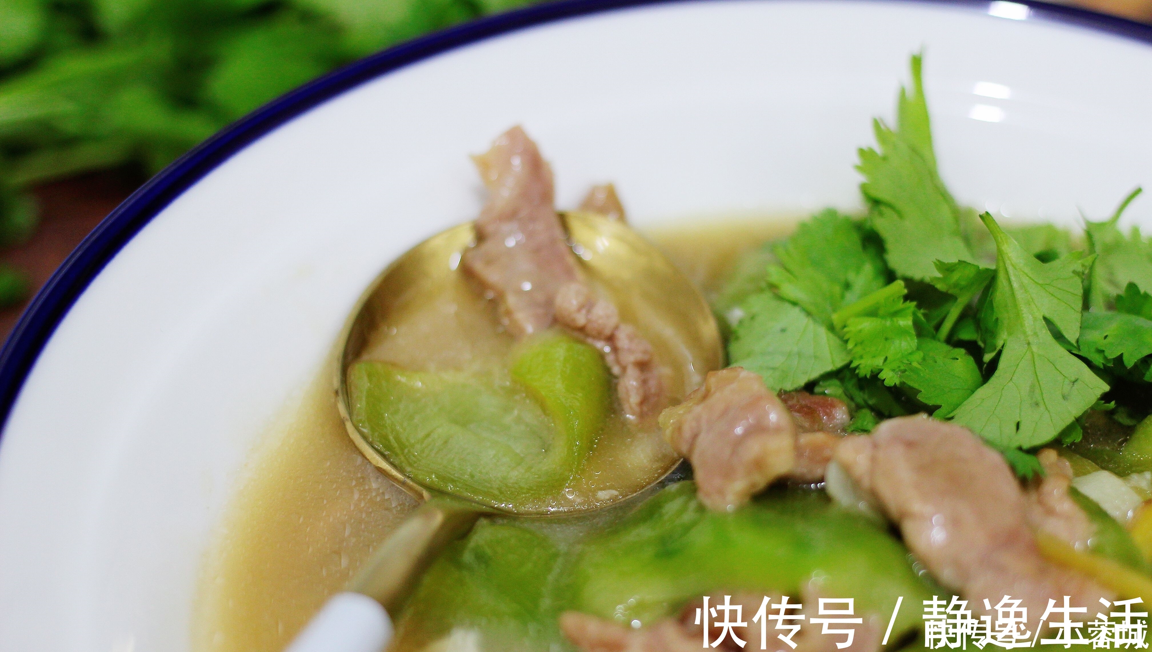 丝瓜皮|夏天，多给家人吃此瓜，瓜肉相结合，营养美味，连汤汁都吃精光
