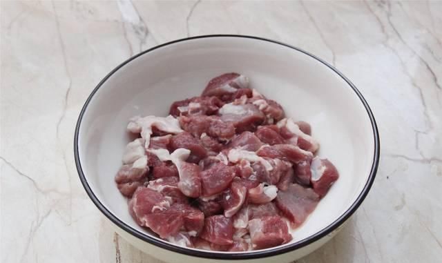 教你一道懒人美食，把肉和大米放进电饭煲，打开锅盖喷香扑鼻