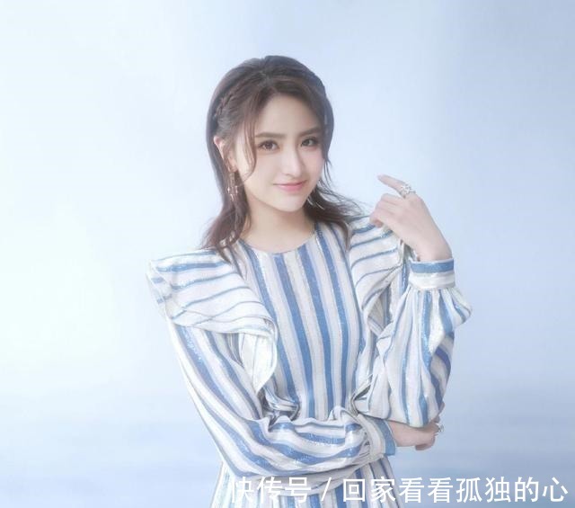 金子涵加盟《我们恋爱吧》，条纹蝴蝶袖裙清新，呆萌可爱表情包！