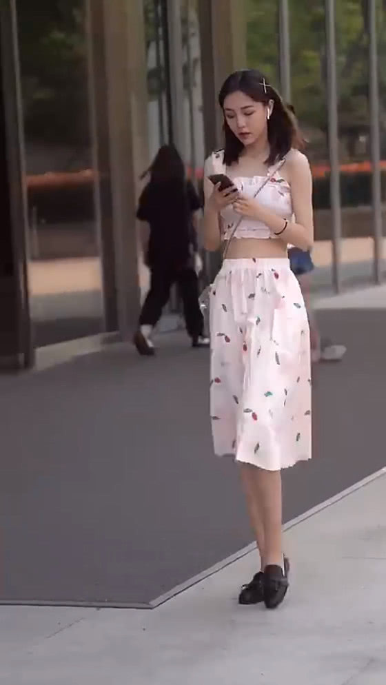 少女|街拍时尚少女卡通套装出街穿搭,尽显少女满满俏丽可人