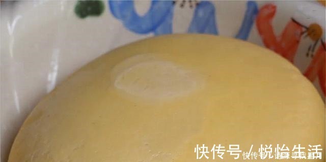 玉米面这样做真好吃,一擀一煎,5分钟出锅,连吃一个月都不腻