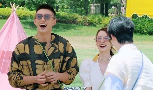 黄景瑜|李沁击掌时差点滑倒,黄景瑜下意识去扶,动作微妙到连头都不敢抬