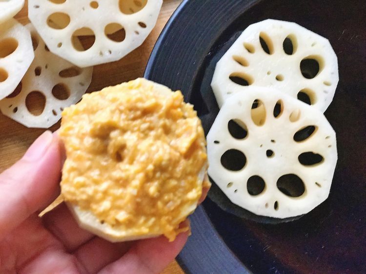 家里来客人就用这道菜来招待，外酥里嫩入口脆爽，做法也很简单