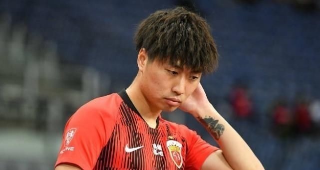 大名单|从首发+球队合照消失!曝上港大将跟主帅彻底闹翻,可能已离开赛区
