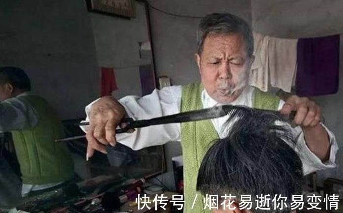 头发|男子用一把火钳给客人理发,头发都被烤糊了,排队的人却很多!