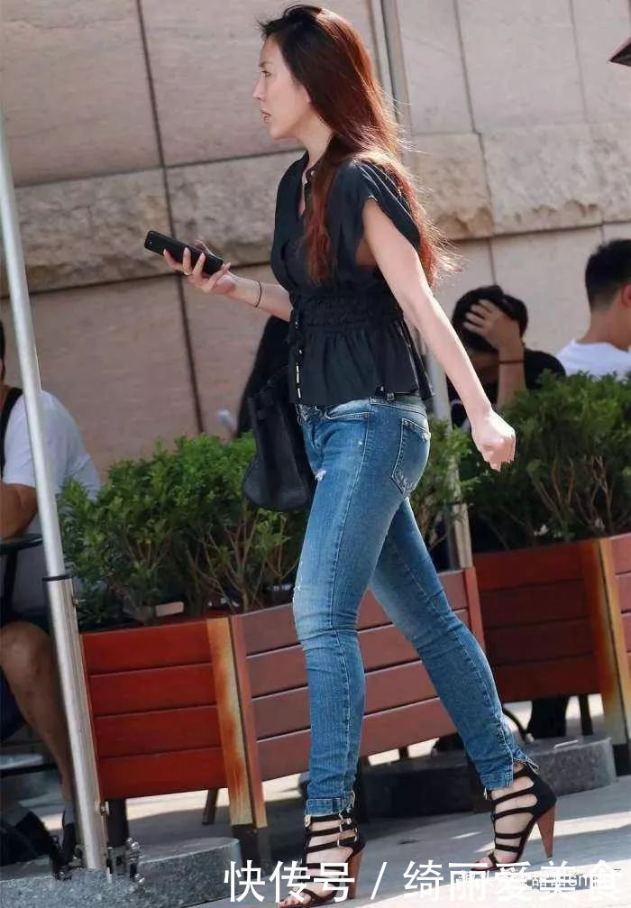 美女卡其色的一字带高跟鞋穿搭在脚上，显示出一种温柔优雅的气质