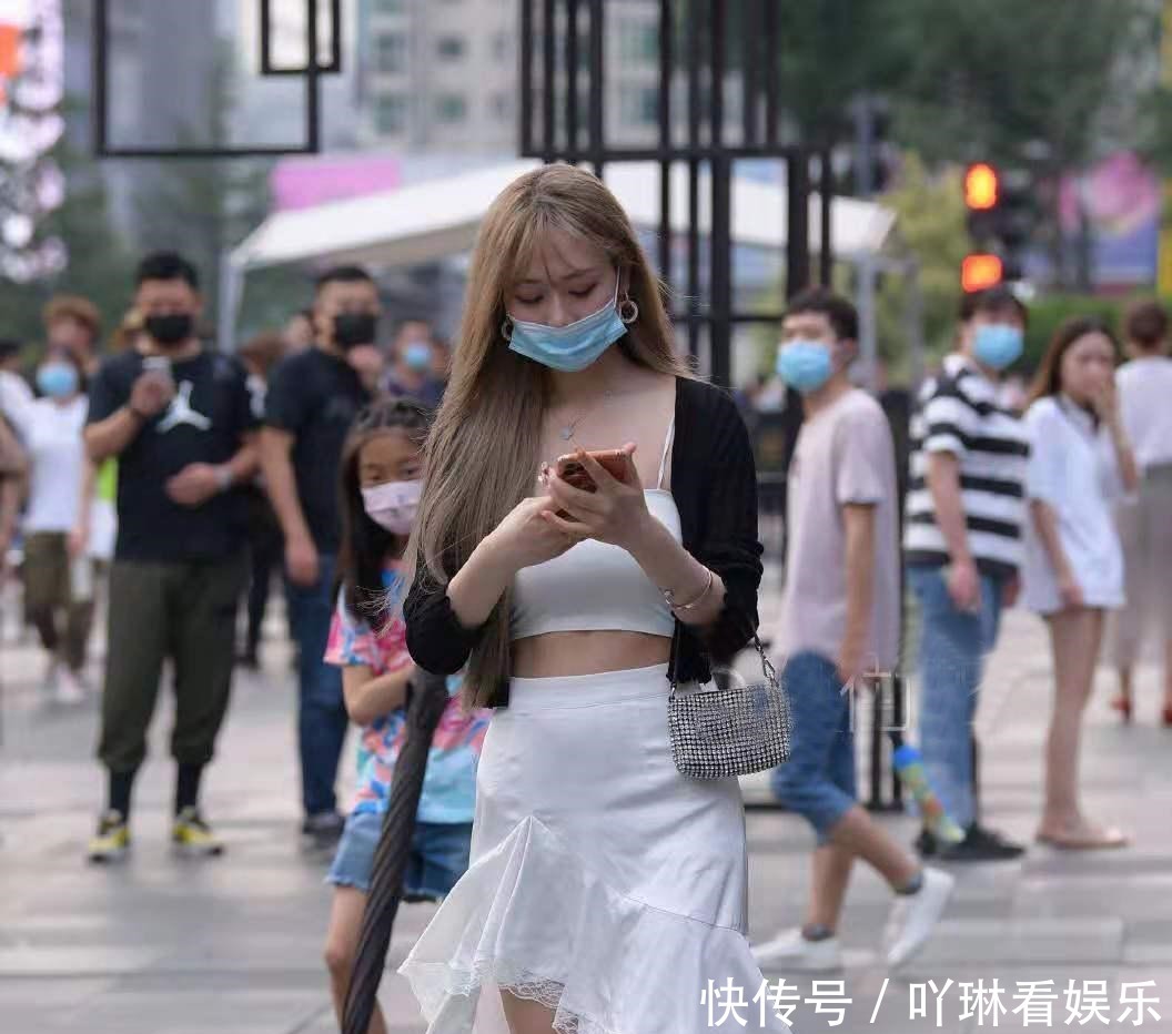 短打背心这么搭真气质!难怪很多小姐姐都在穿,轻松打造女神范儿