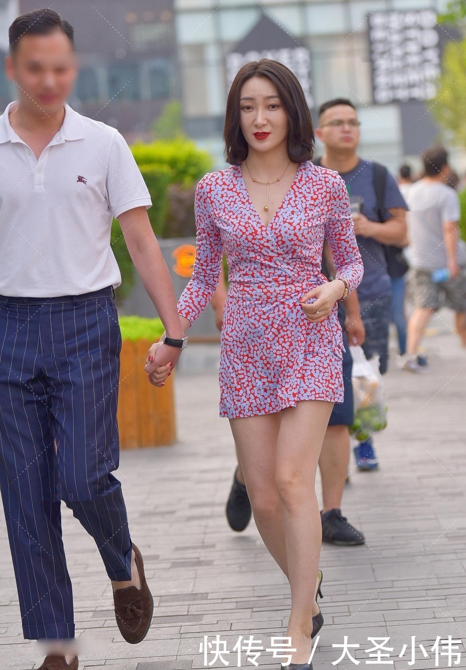 美女|美女街拍：怎么会有如此纯洁美丽的女人，貌似“杨贵妃”，如此好看的美女！