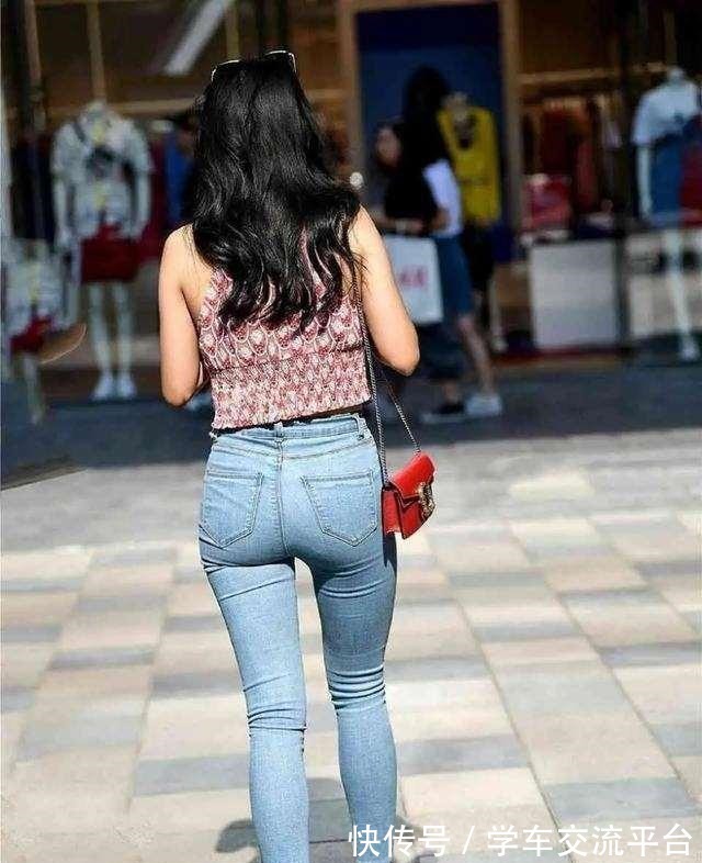 穿搭 白色休闲鸭舌帽搭配黑色打底裤,显瘦但缺点太明显,显得头重脚轻!