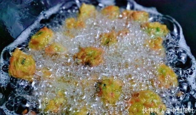 年夜饭,炸萝卜丸子,多加1样食材,不放淀粉不放水,外酥里嫩