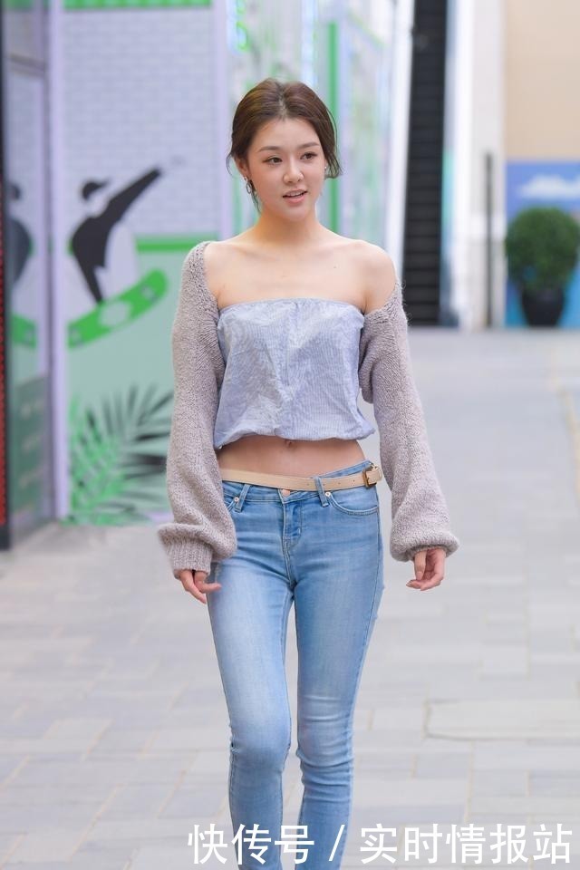 休闲装|抹胸衣与牛仔裤搭配，休闲装穿出清凉的效果，展现苗条的身段